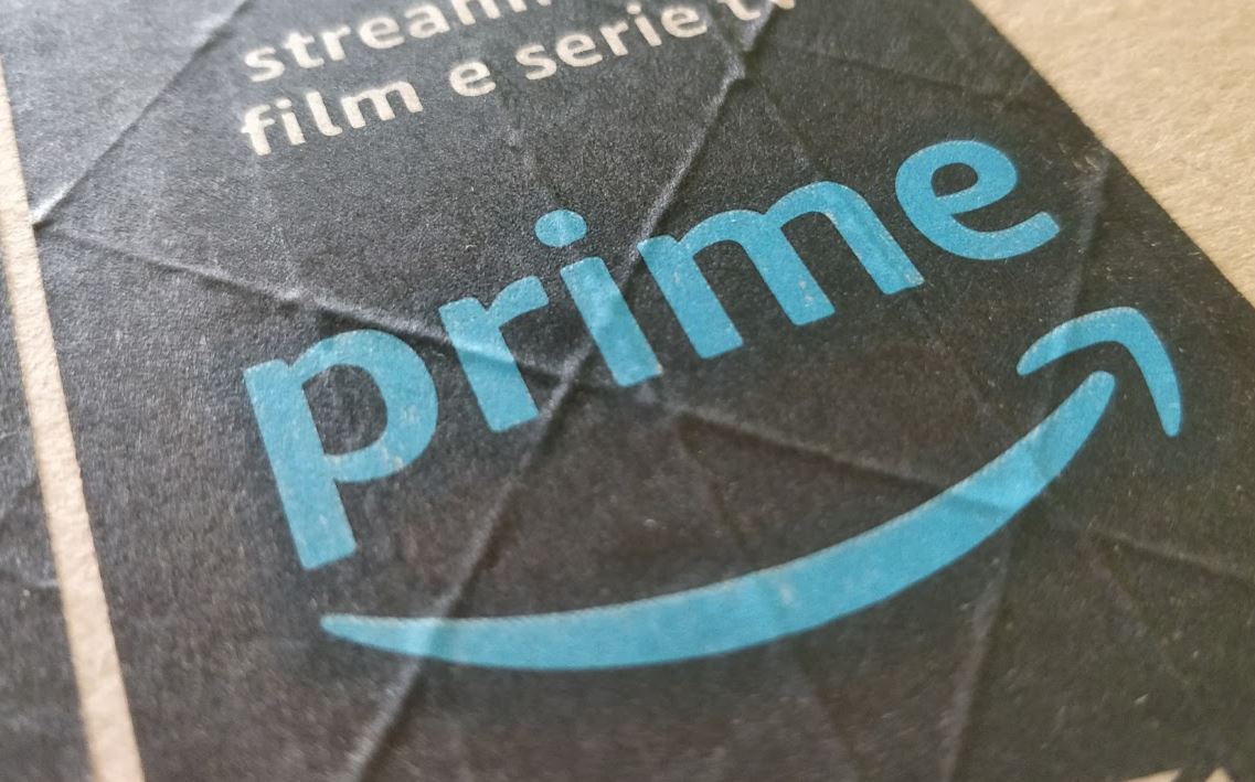Amazon Prime Logo Header Karton Paket