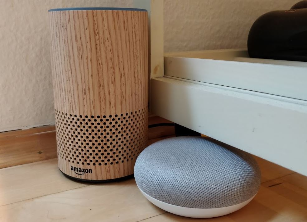 Amazon Echo neben Google Home