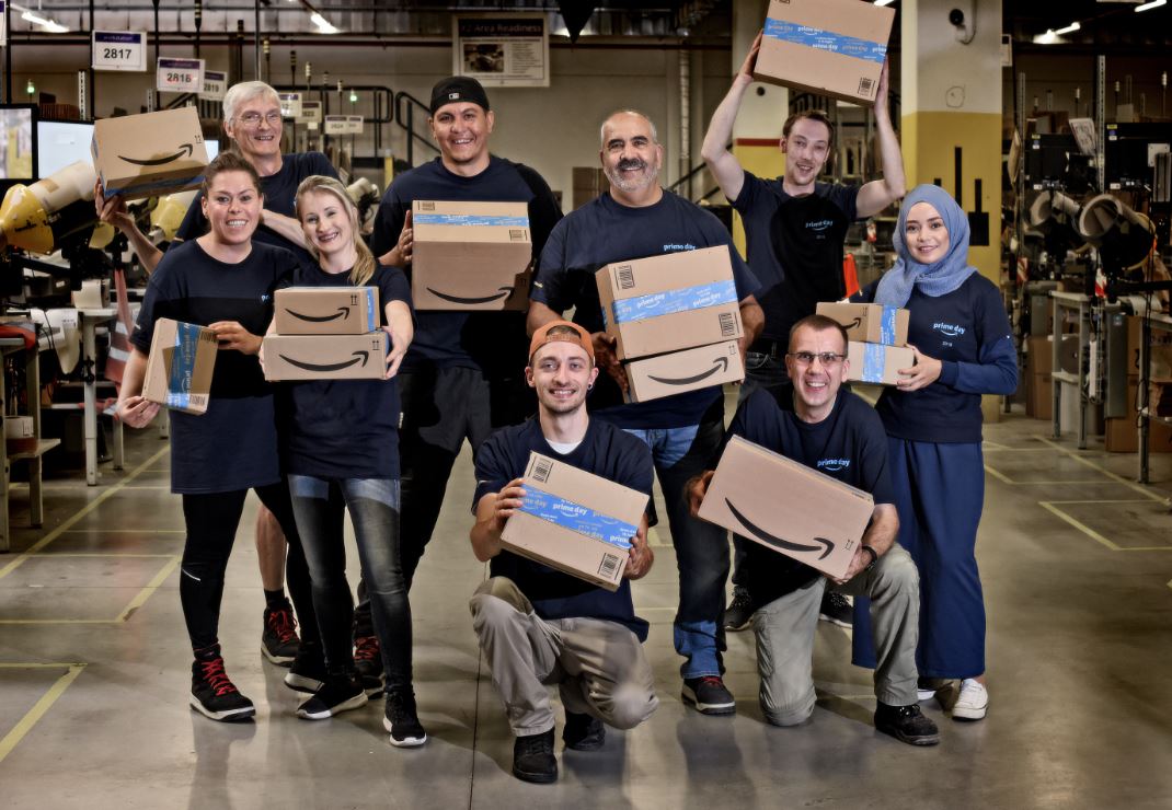 Amazon Prime Paket Mitarbeiter Header