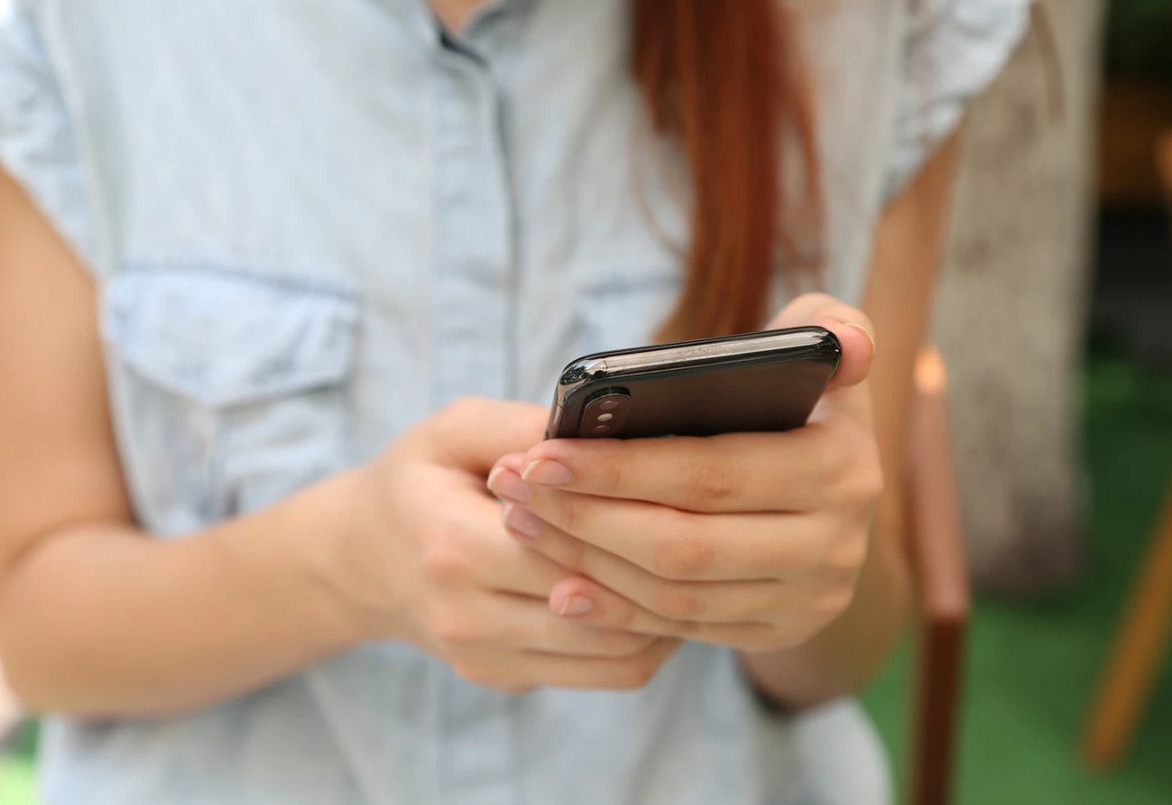 Smartphone Frau Header