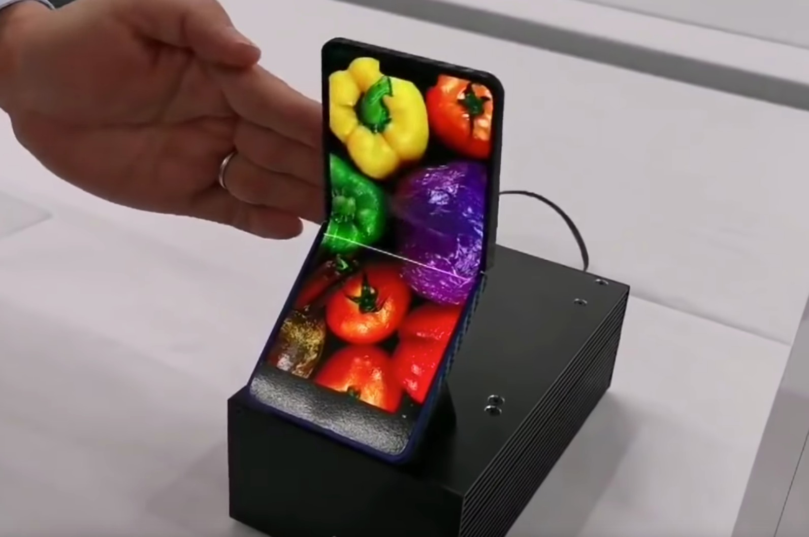 Sharp Falt Smartphone Display Demo Prototyp
