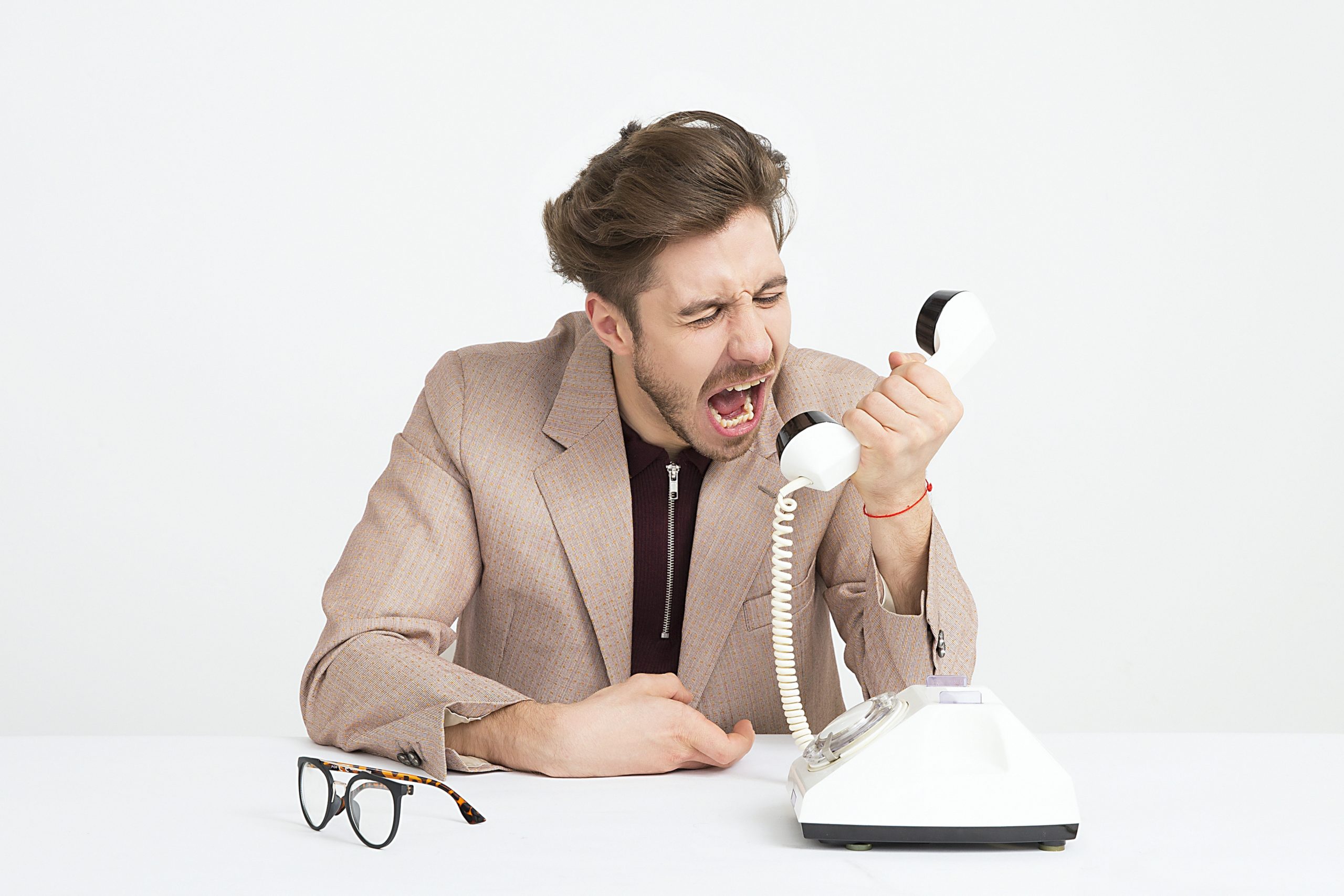 man holding telephone screaming telefon festnetz head