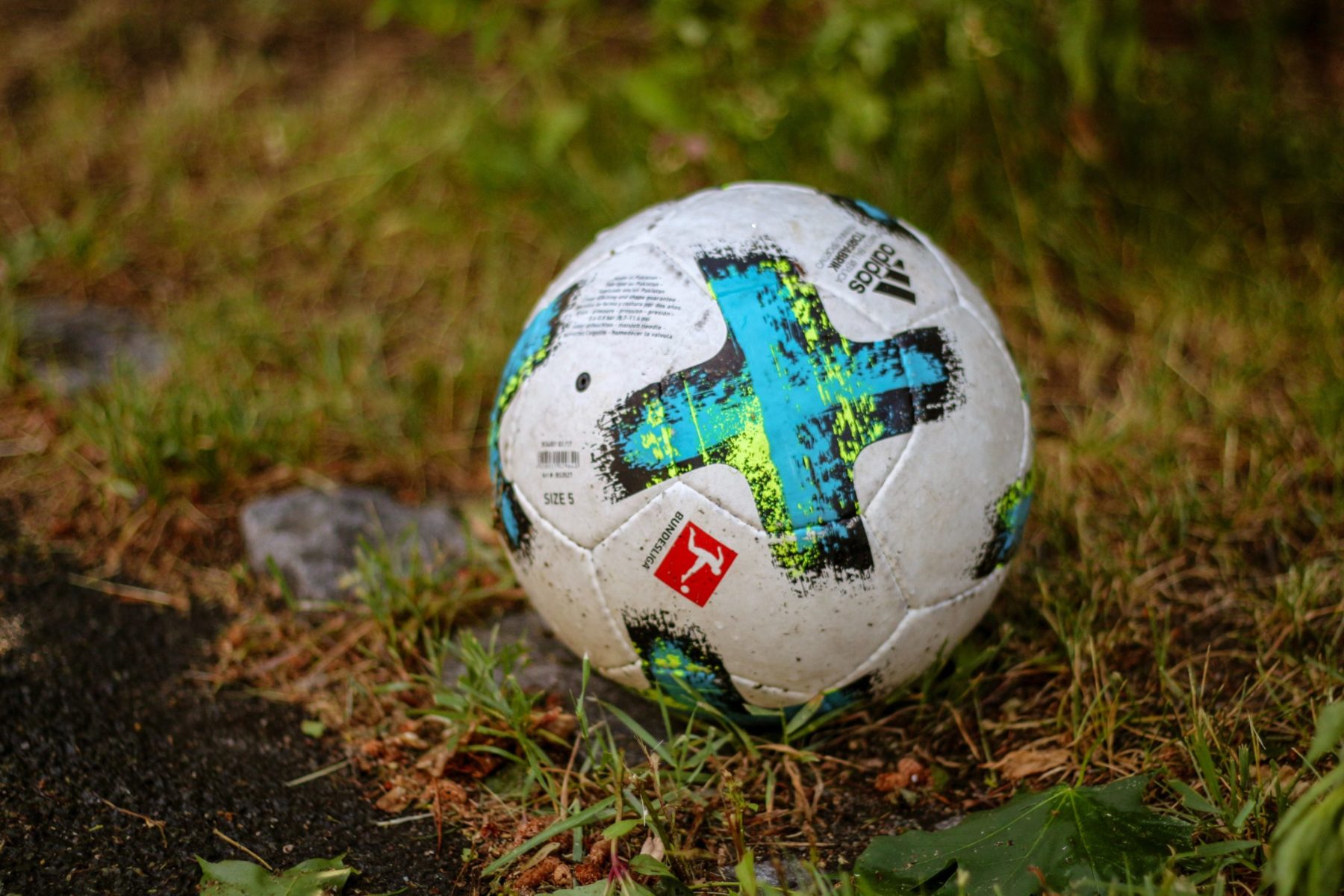 Fußball Bundesliga Derbystar Bild Manuel Hoster Head