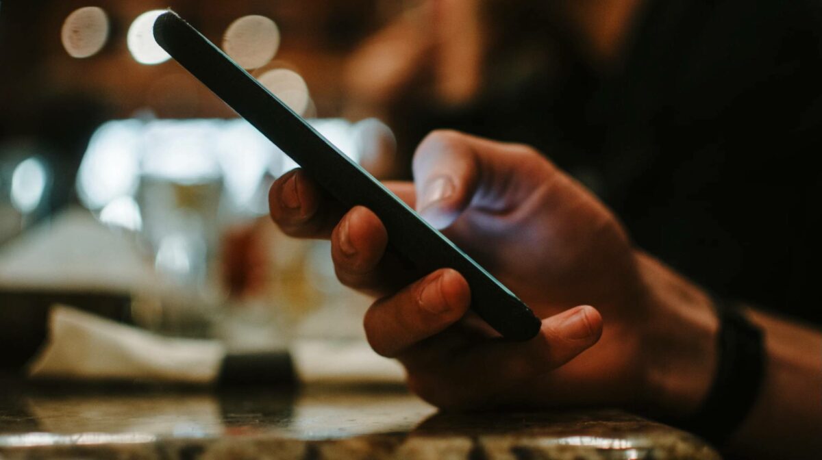 Smartphone Benutzung Hand Head Hero