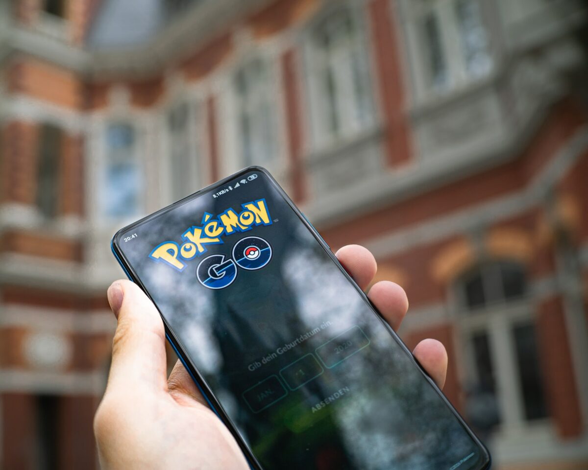 Pokemon Go Smartphone Draussen Mika Baumeister Ioycr Yj7sg Unsplash