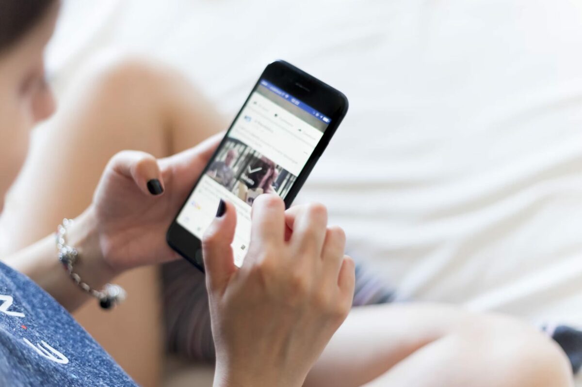 Smartphone Handy Benutzen Head 2 Hero