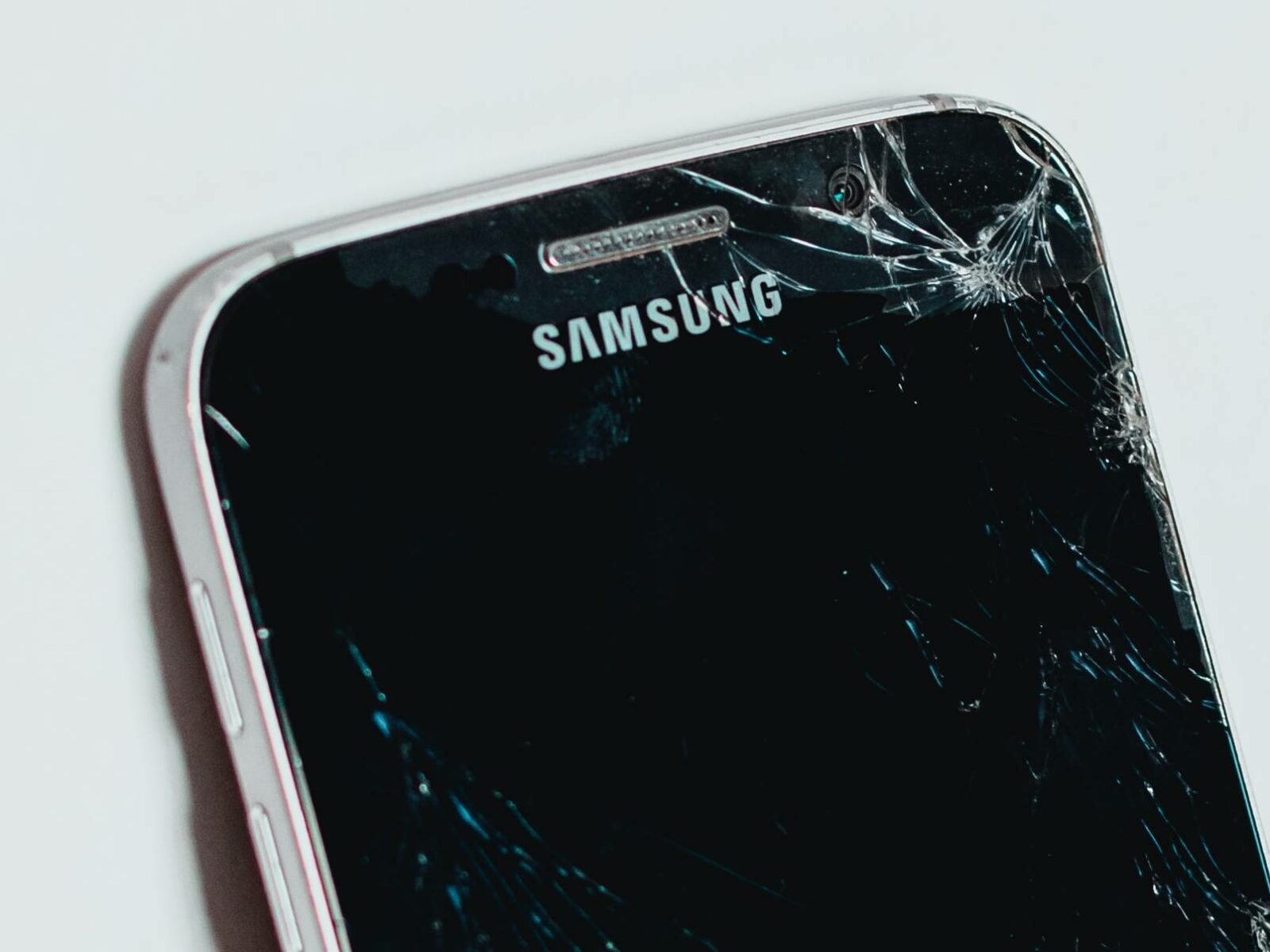 Samsung Smartphone Kaputt Ashkan Forouzani Ivhsubxpvo0 Unsplash