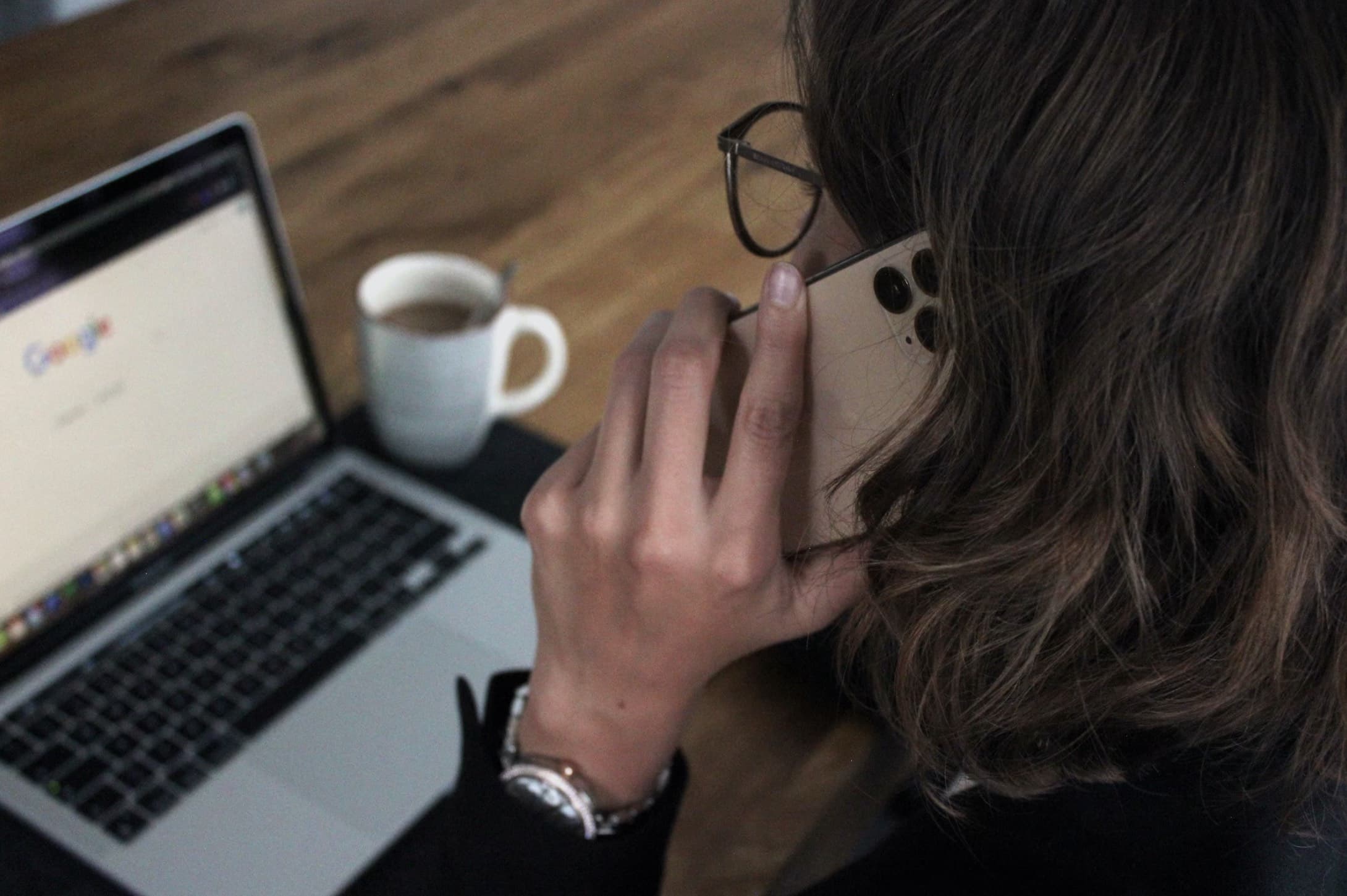 Person Telefoniert Mit Smartphone Hero