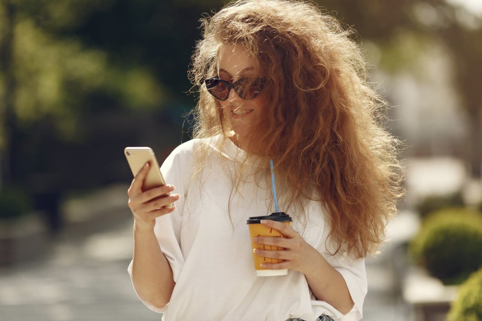 Person Mit Smartphone Hero 7
