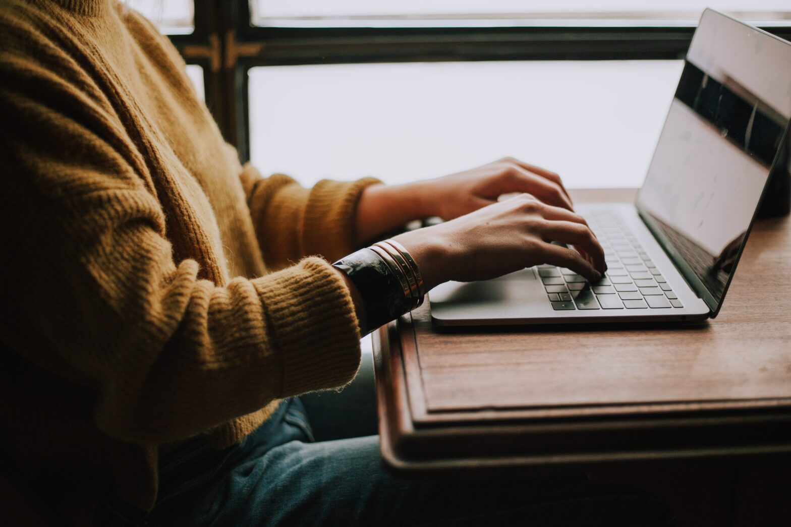 Person Am Laptop Online Shopping Christin Hume Mfb1b1s4smc Unsplash