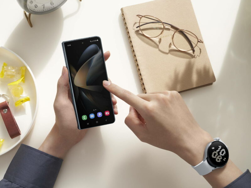 018 Hands On Galaxy Zfold4 Graygreen Watch5 Silver Samsung