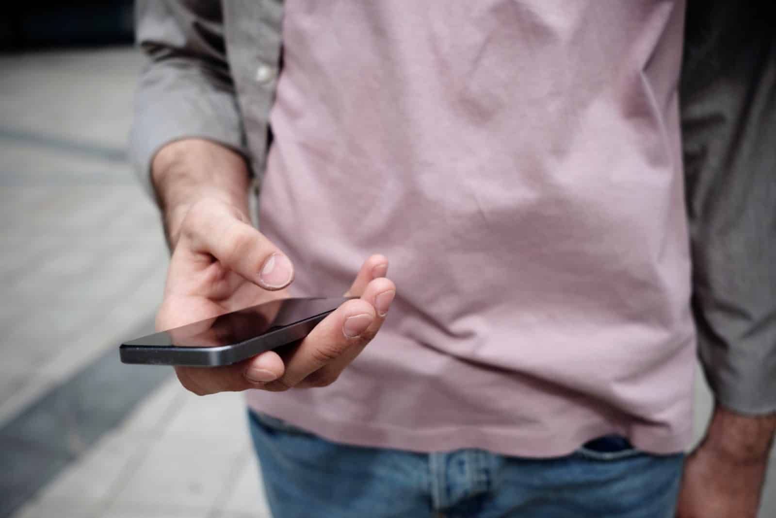 Man Holding Phone Clique Image Imwv Ihiewi Un Pla H Handy Smartphone Hero