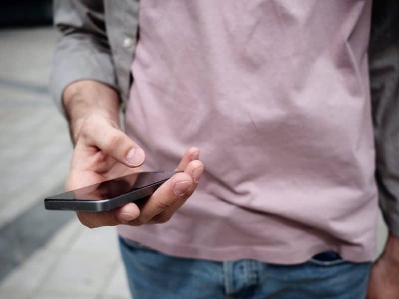 Man Holding Phone Clique Image Imwv Ihiewi Un Pla H Handy Smartphone Hero
