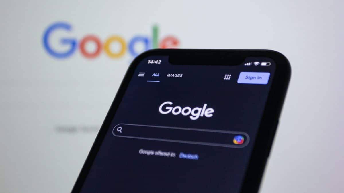 google-hero-iphone-bastian-riccardi-0uMU42uRw28-unsplash