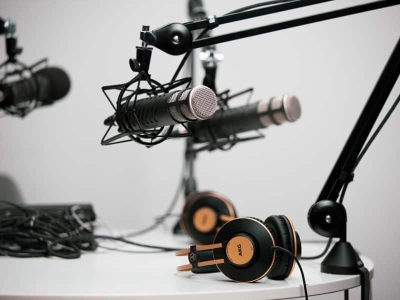 mikrofone-podcast-jonathan-farber-wUl6KBqdj2E-unsplash