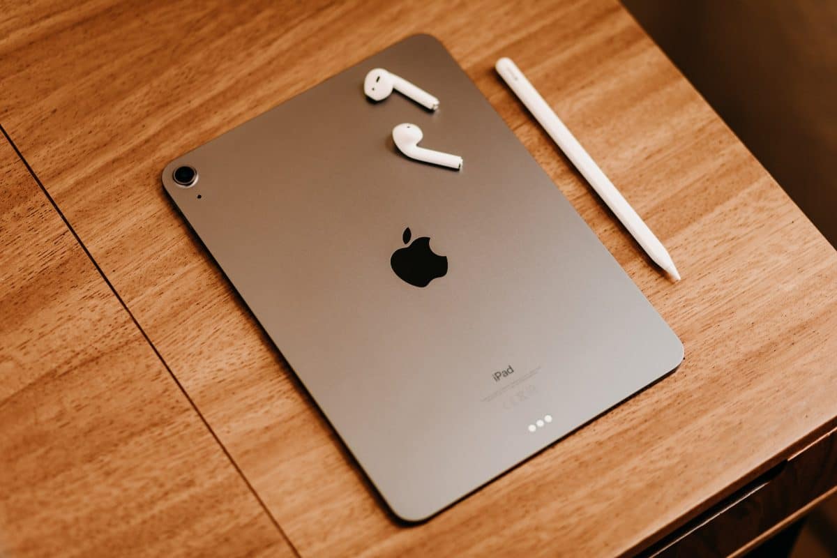 Apple-iPad-AirPods-miguel-hernandez-AwpxJRrVjM4-unsplash
