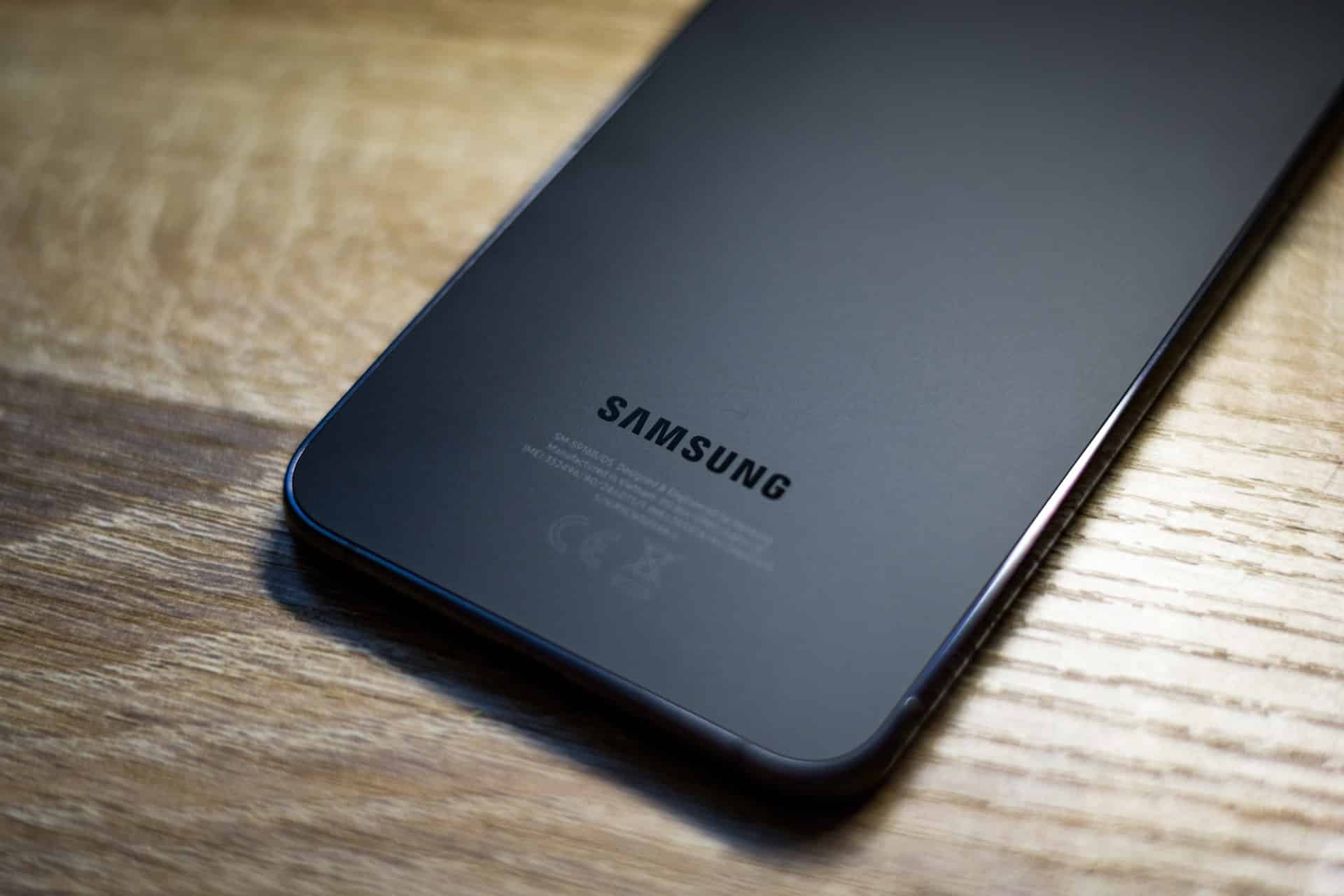 Samsung-Galaxy-S23-Plus-Schwarz-hinten-eng-safaa-sumery-unsplash