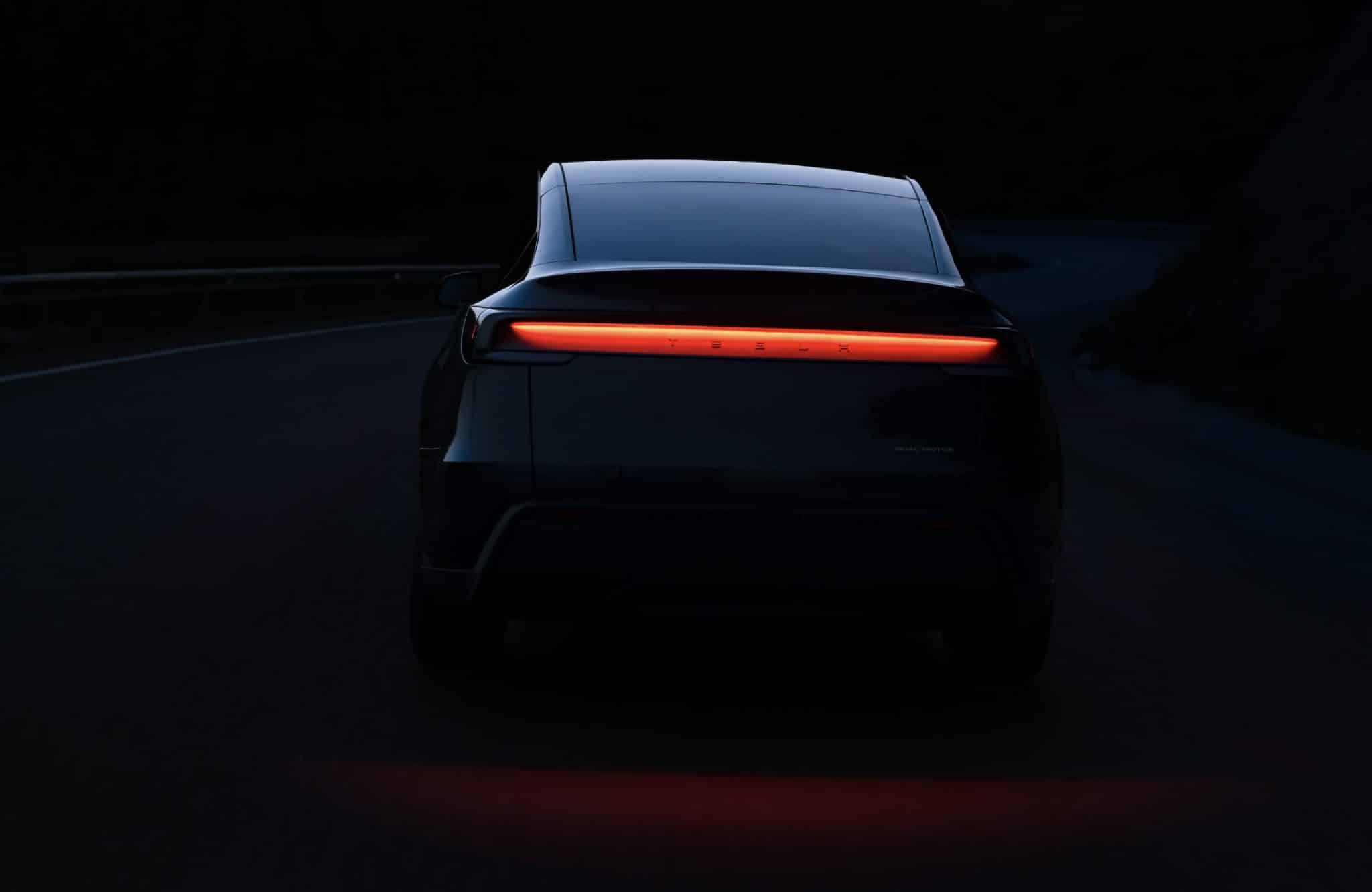Tesla-zeigt-billiges-Model-Y-Standard-auf-der-Autobahn-komplett-ohne-Tarnung