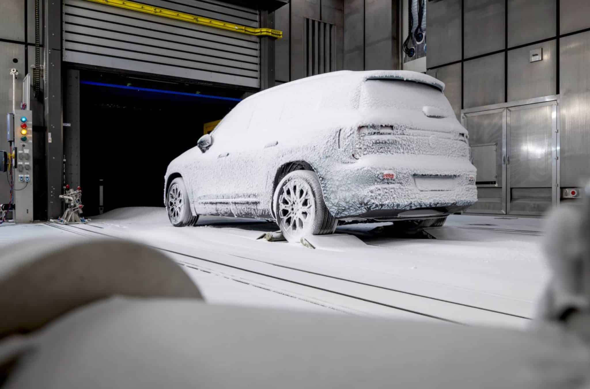 GLB-EQ-Neuer-Mercedes-Stromer-setzt-auf-viele-Bildschirme