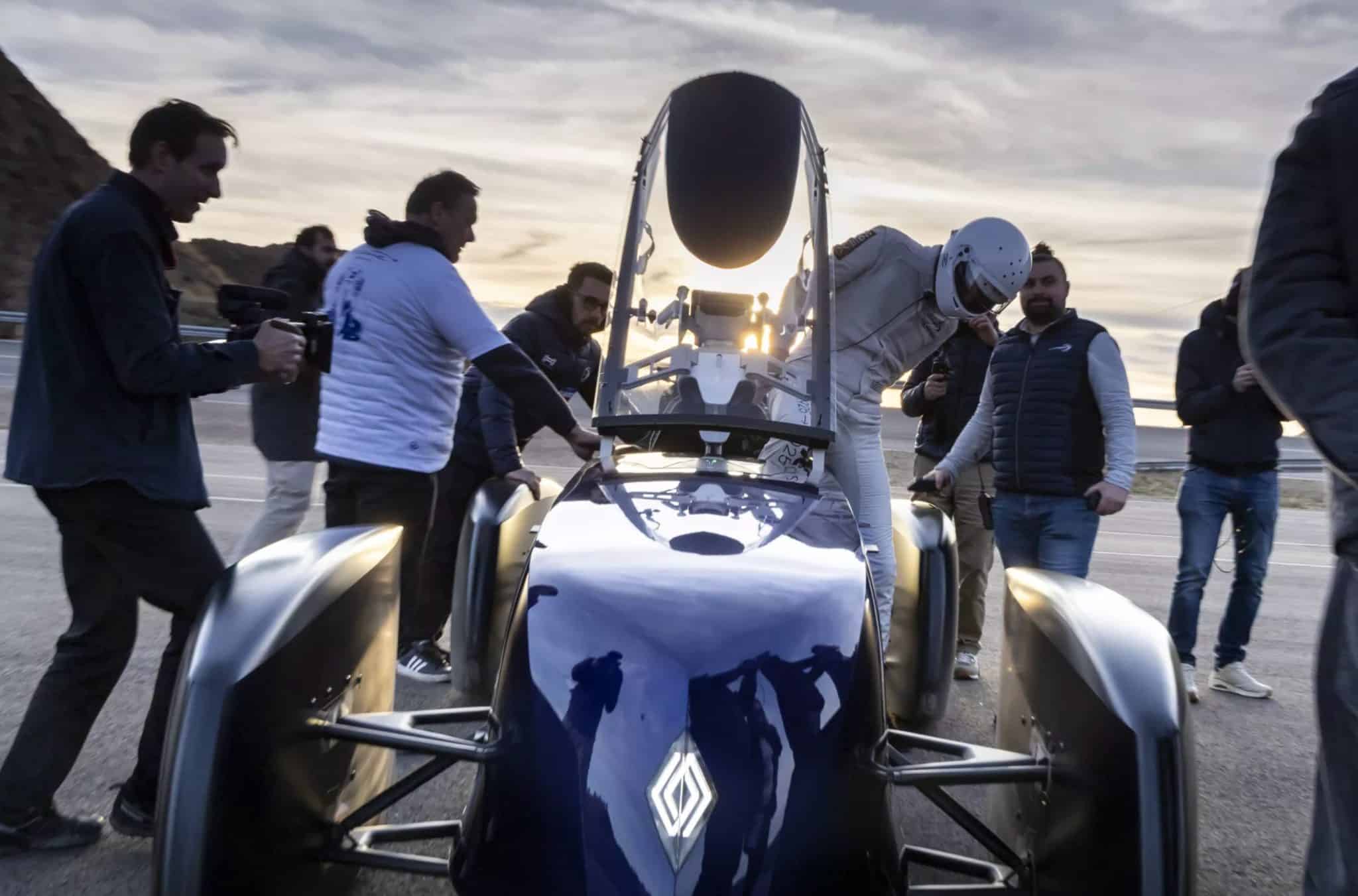 Renault-Radikal-auf-Effizienz-getrimmtes-Elektromodell-knackt-1-000-km-auf-der-Autobahn