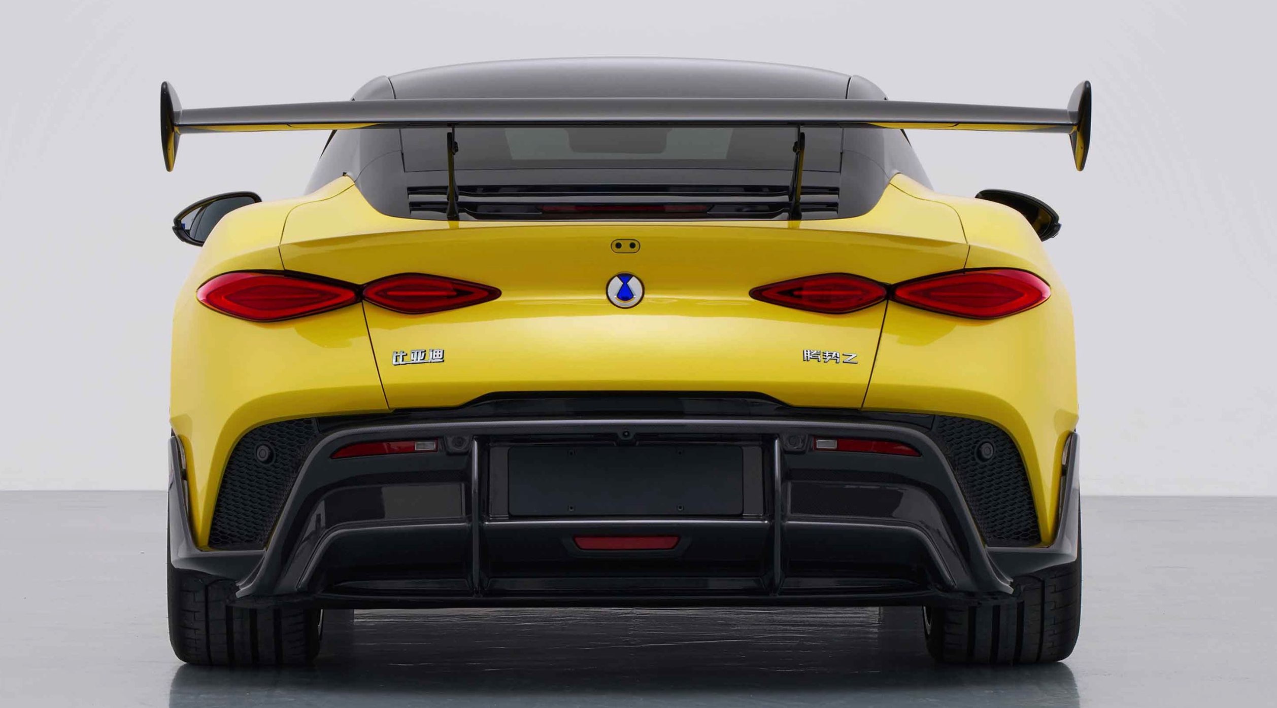 Porsche-gnadenlos-berrundet-Denza-Z-Coupe-knackt-1-500-PS-und-ist-350-km-h-schnell